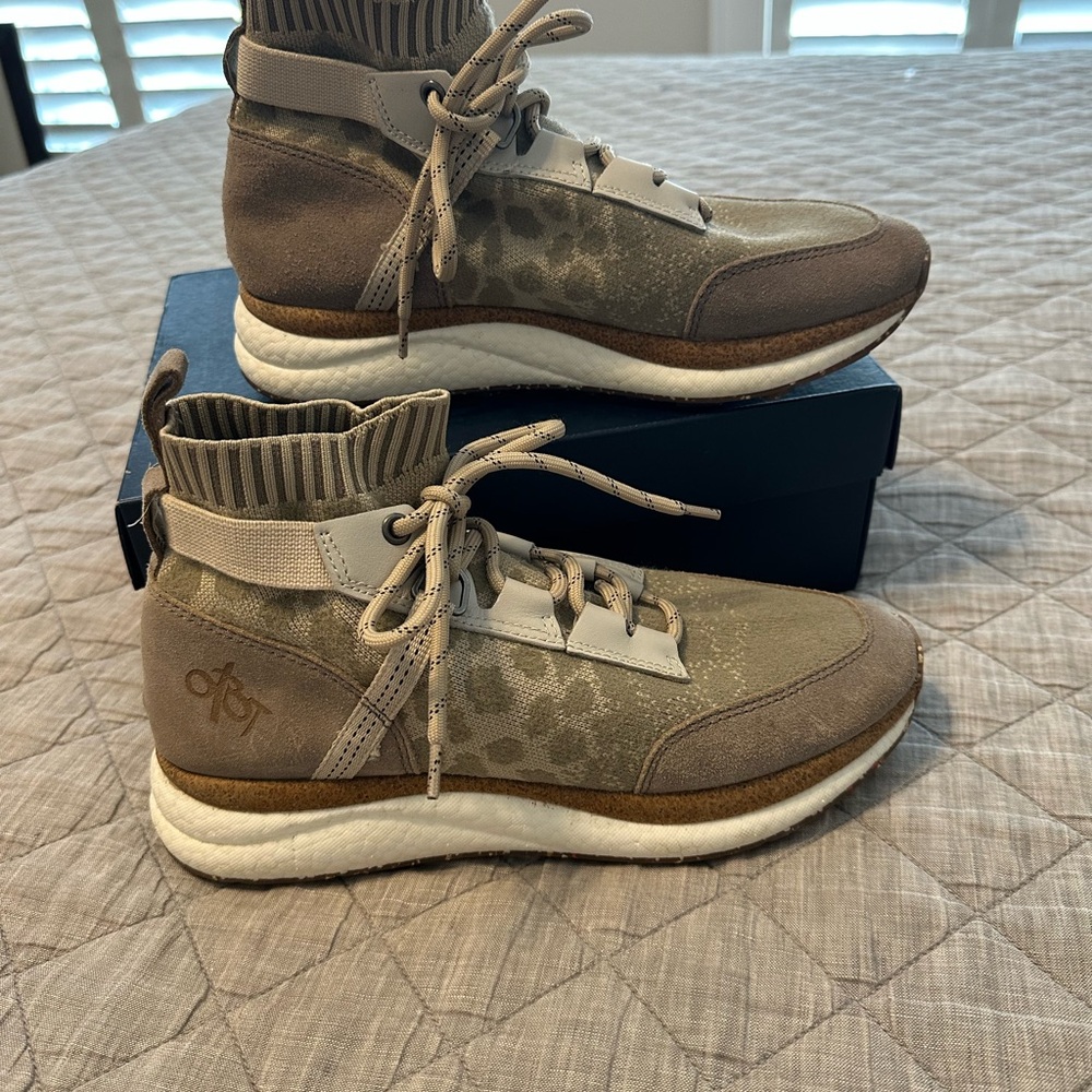 OTBT Brown and Tan Ankle Boots Excellent condition!